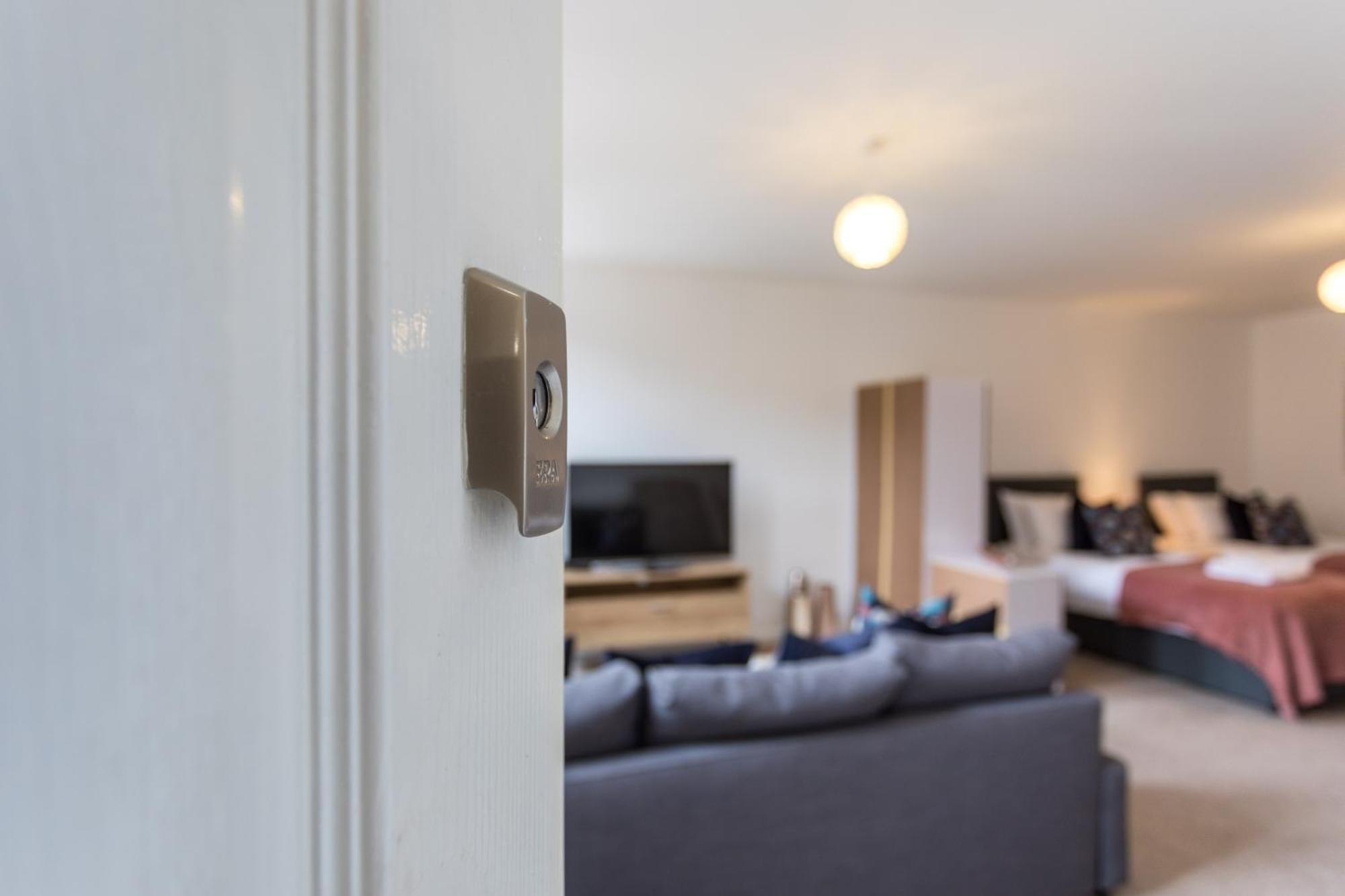 Flat 7- Spacious Studio Flat In The Heart Of Crawley Exterior foto