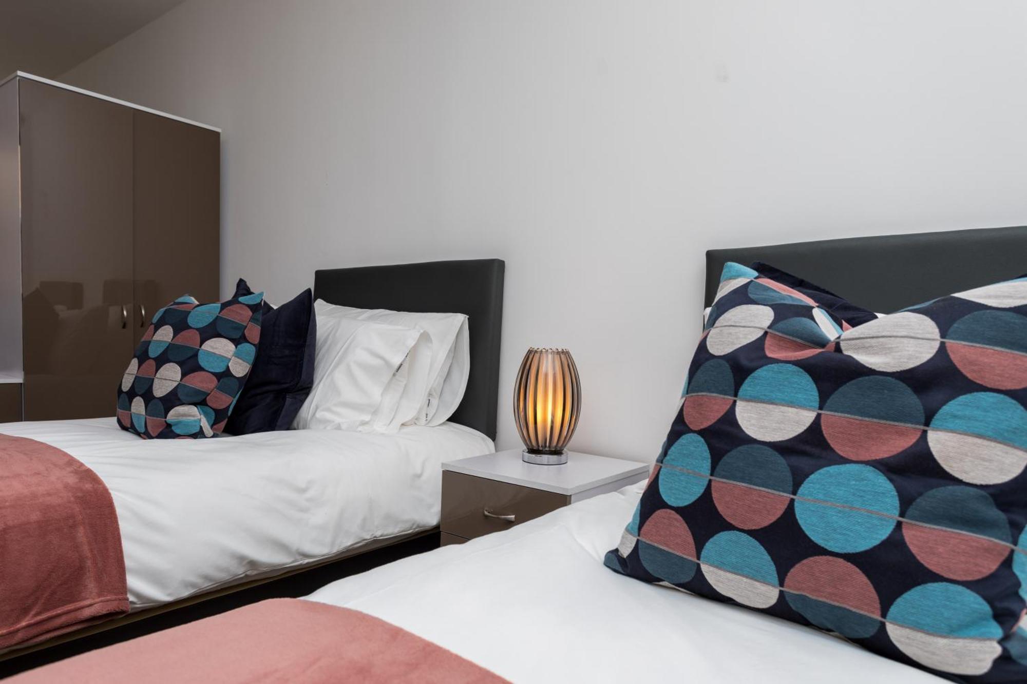 Flat 7- Spacious Studio Flat In The Heart Of Crawley Exterior foto